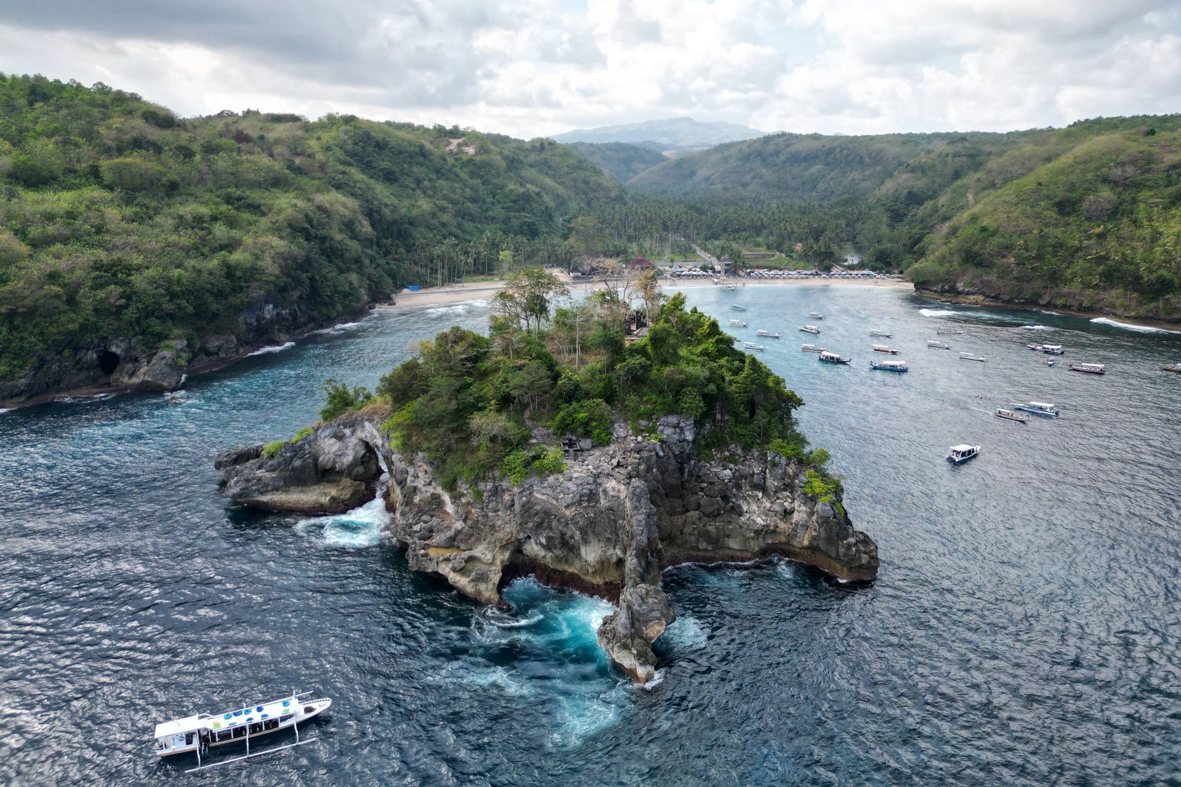 Pantai_Crystal_Bay,_Nusa_Penida-01h6swh8sefgnzm7dcy1k7rfk8