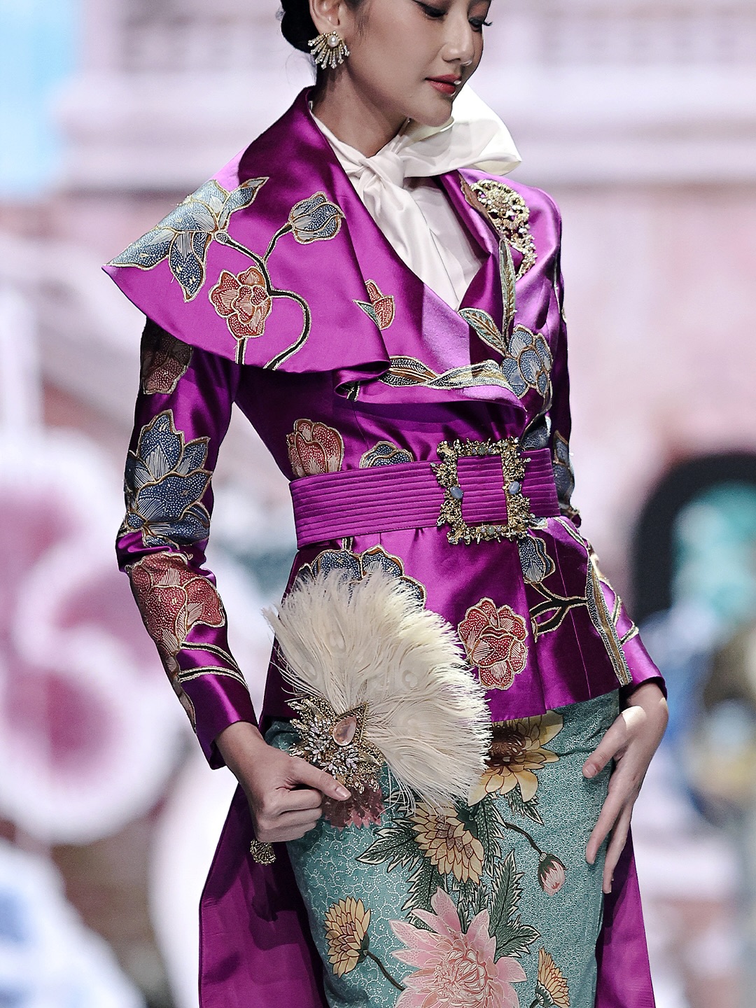 Denny Wirawan“SEKAR KEDATON”presented at @ifa.indonesiafashionaesthetic 2026Langkah anggun bak p (1)