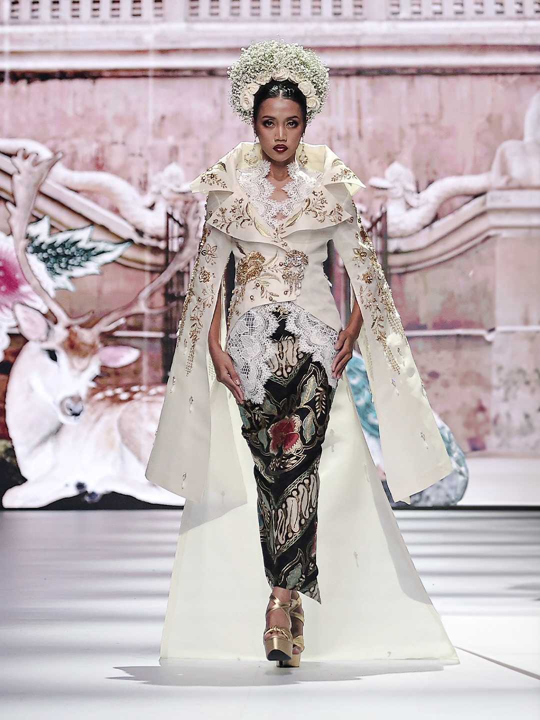 Denny Wirawan“SEKAR KEDATON”presented at @ifa.indonesiafashionaesthetic 2026Langkah anggun bak p